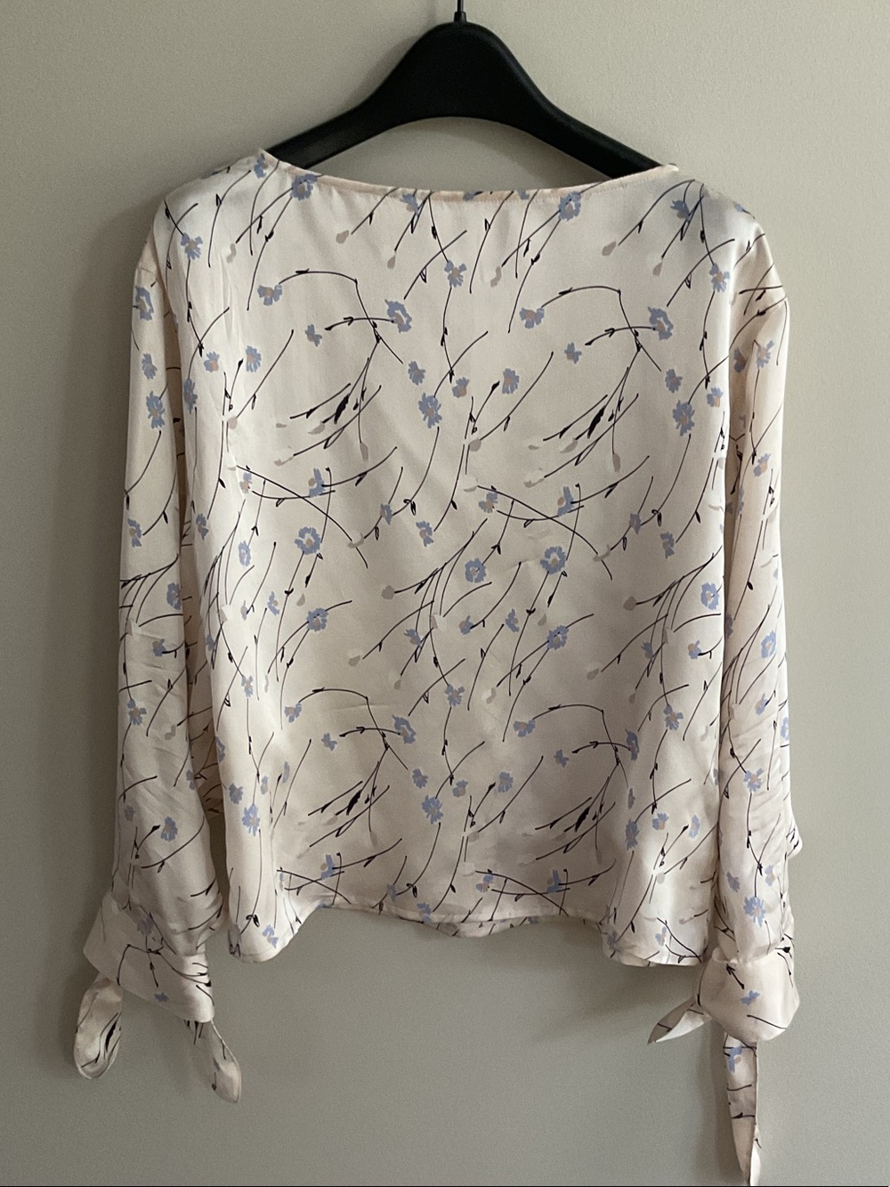 Club Monaco Silk Floral Tie-Sleeve Blouse – Ivory Blue Print XS